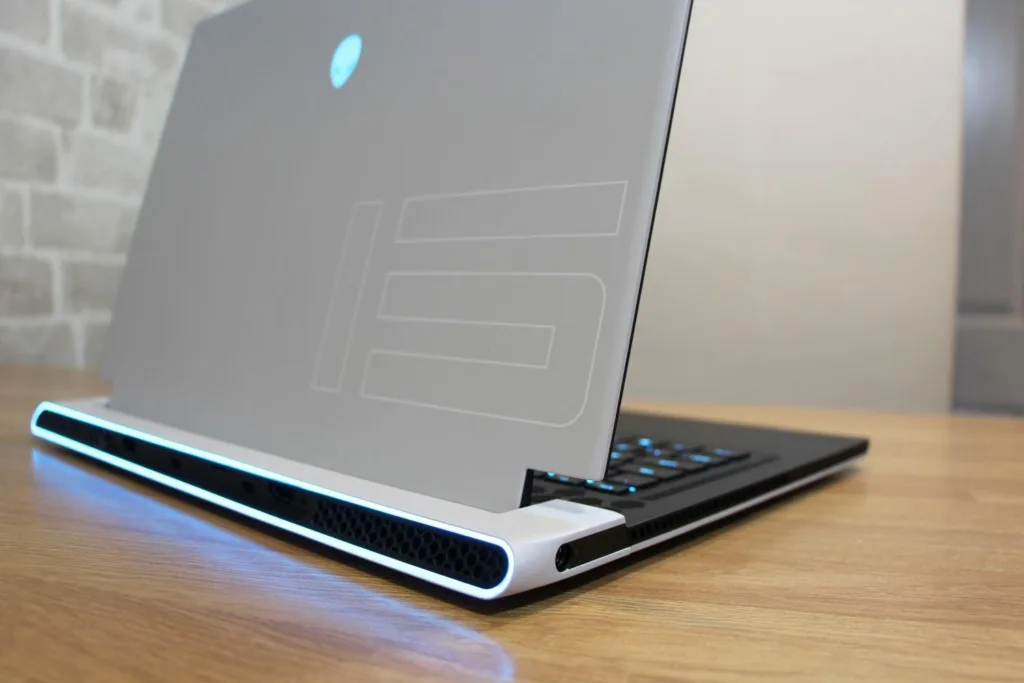 Graphics Glory: Alienware m15 Rises Above MacBook Pro for ⁣Gamers